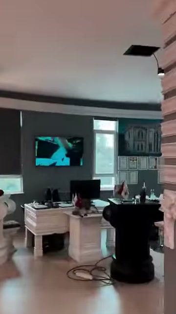 Beyaz masalar ve dekoratif sütun kaideleri showroom içinde kullanılıyor