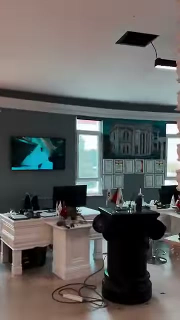 Çalışma alanındaki masalar klasik biçimli sütun elemanlarıyla çevreleniyor