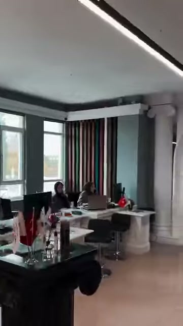 Pencere önündeki çalışma alanı sütun detaylarıyla dekoratif biçimde düzenlenmiş