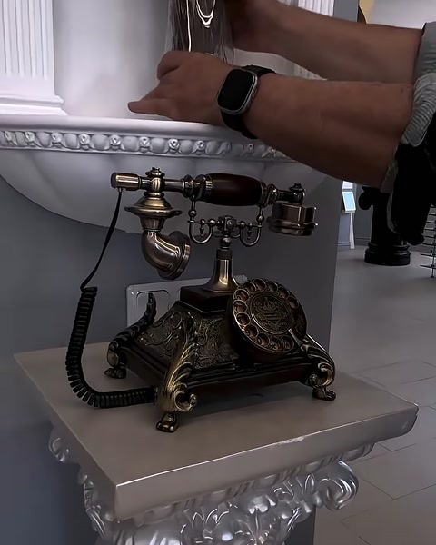 El, yuvarlak niş çevresindeki kavisli dekoratif çıtayı gösteriyor