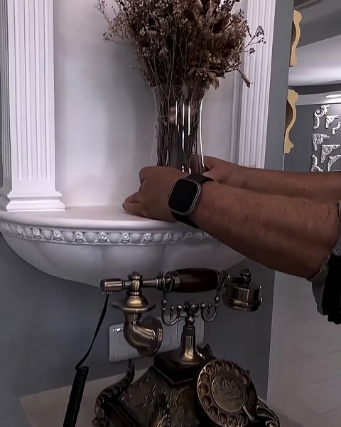 Kavisli niş, sütunlar ve çevresindeki işlemeli bordür detayı