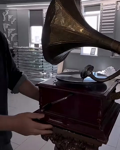 Dekoratif kaide üzerinde gramofon ve klasik iç mekân süslemeleri