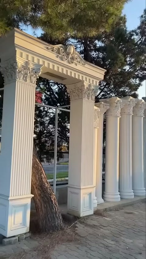 Açık alanda taçlı üst kiriş ile yivli sütunlardan oluşan düzenleme sergileniyor