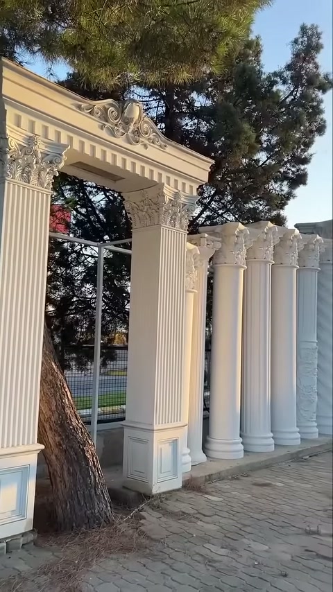 Dekoratif giriş çerçevesi, ağaç yanında dizilmiş sütun modelleriyle sunuluyor