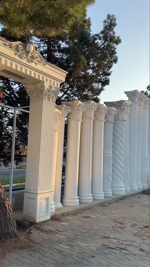 Dikdörtgen kaideli sütun çerçevesi, farklı modellerin önünde sergileniyor