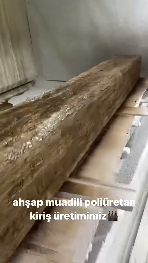Kahverengi kütük modeli uygulama tezgâhında kurumaya bırakılıyor.