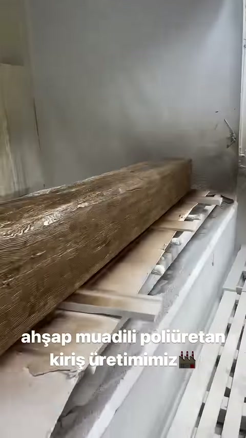 Kabartılı mertek yüzeyindeki düzensiz budak desenleri belirginleşiyor.