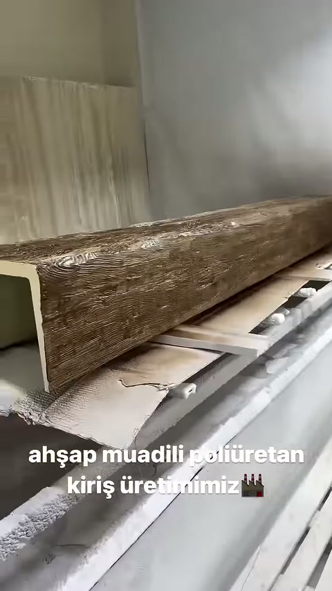 Rustik poliüretan kiriş metal çalışma tablasında yatay duruyor.