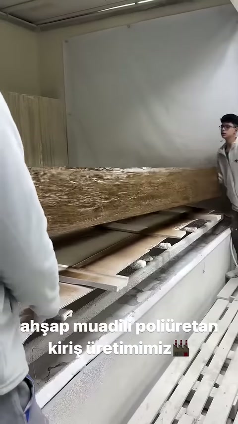 Ahşap görünümlü kütük modelinin pürüzlü kaplaması öne çıkıyor.