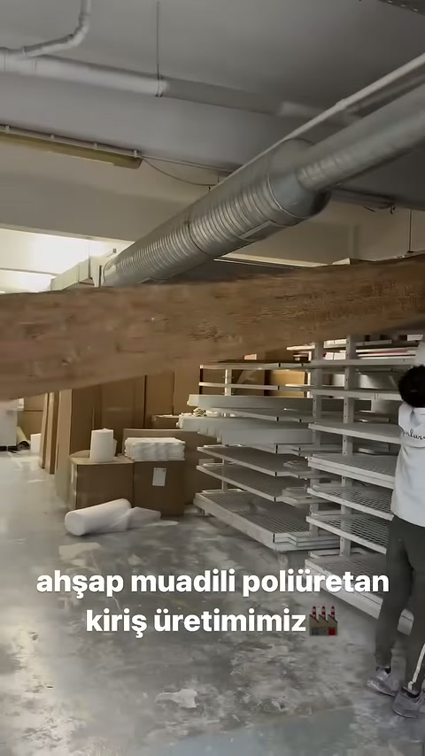 Rustik kiriş modeli iki çalışan arasında dengeli tutuluyor.