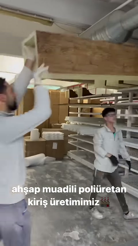 Çalışan kahverengi merteği ürün raflarının yanına yönlendiriyor.