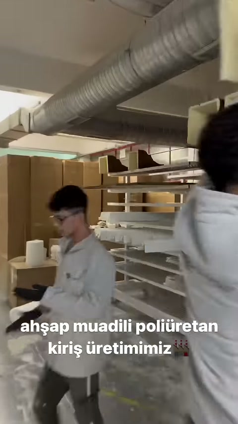 Ahşap dokulu kiriş rafların önünde taşınmaya devam ediyor.