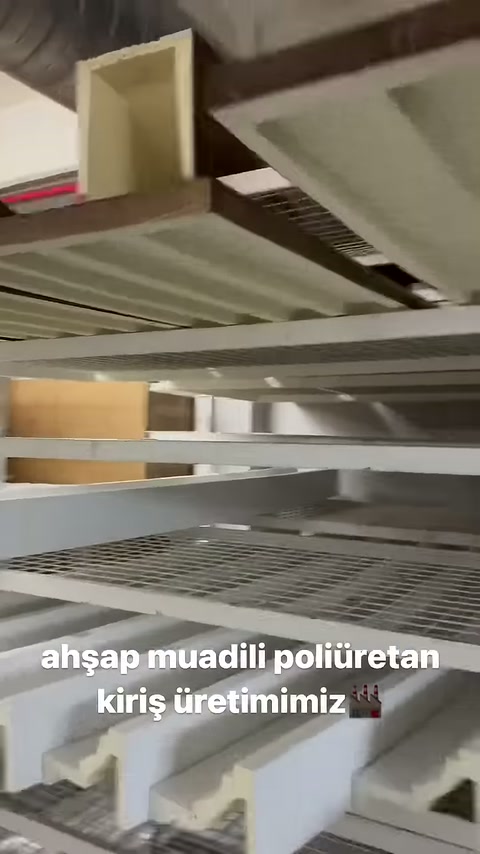 Oluklu mertek parçaları atölyenin metal raflarında düzenli duruyor.