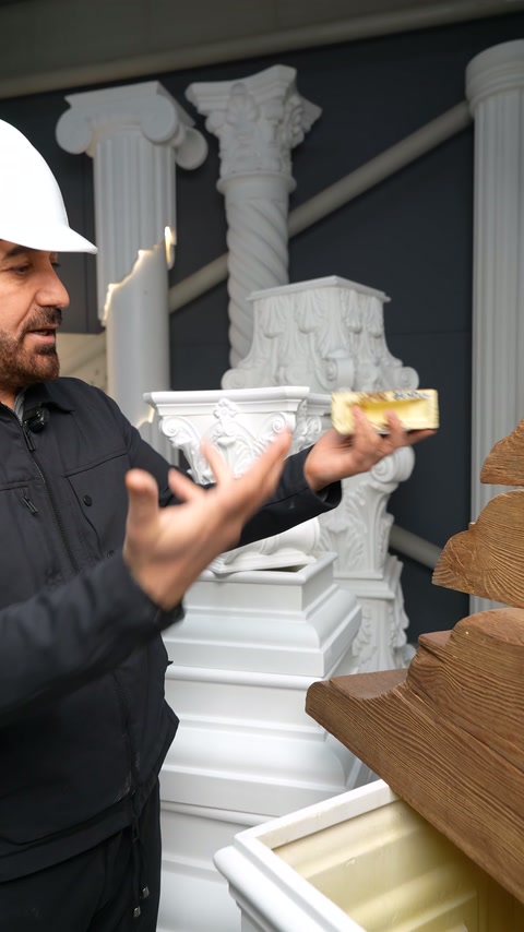 Ahşap görünümlü numunenin yüzeyi, beyaz kaideler önünde kameraya tutuluyor.