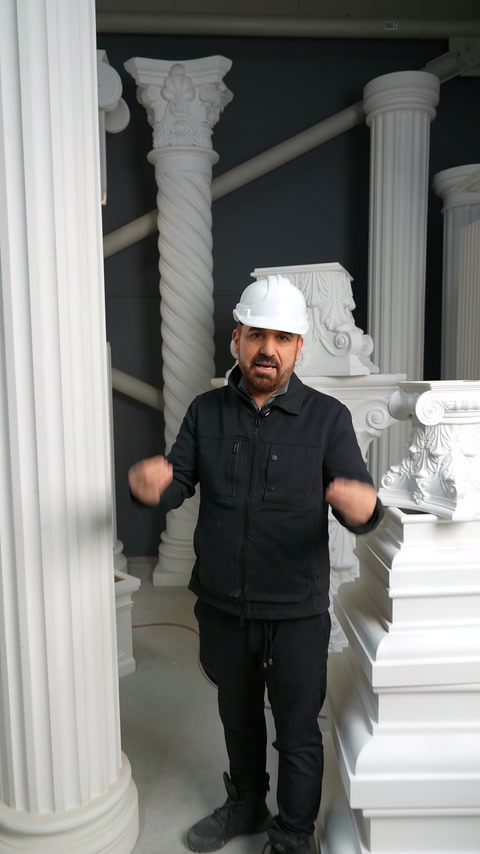 Beyaz mimari elemanların önünde üretim örnekleri sözlü olarak tanıtılıyor.