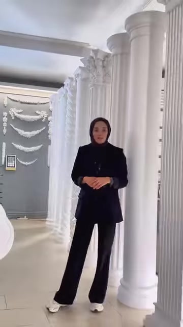 Sergi alanındaki yüksek sütun modelleri genel planda tanıtılıyor.