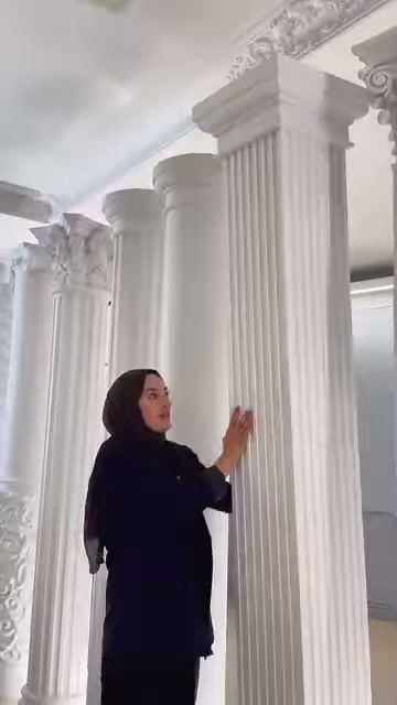 Dikdörtgen başlıklı sütunun sık kanallı gövdesi ön planda sergileniyor.