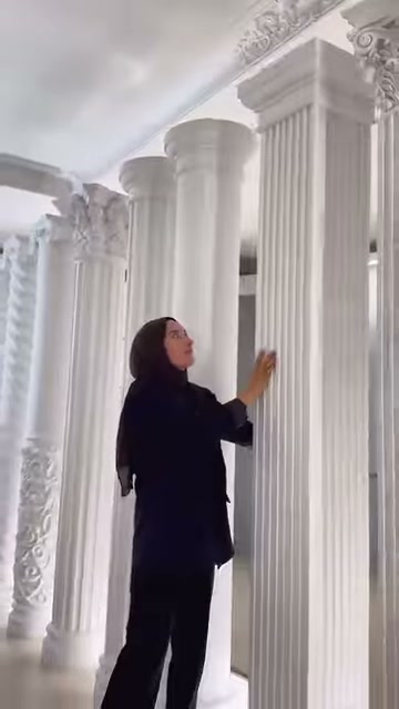 Tanıtıcı, yivli sütunun üst bölümüne uzanarak başlık geçişini gösteriyor.
