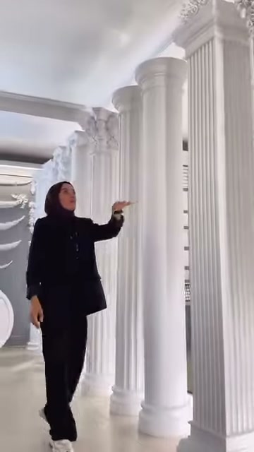 Tanıtıcı, öndeki yivli sütunun gövde ve başlık oranlarını açıklıyor.