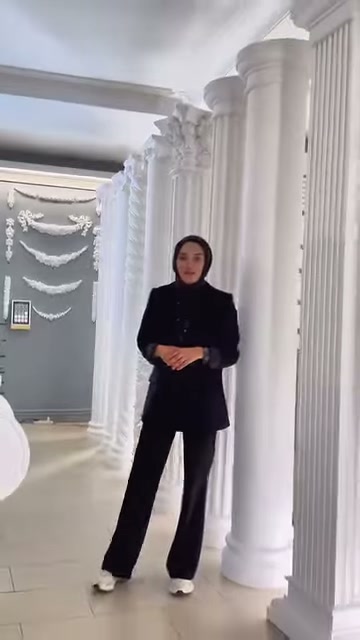 Tanıtıcı, yivli ve sade sütun seçenekleri arasında ayakta duruyor.