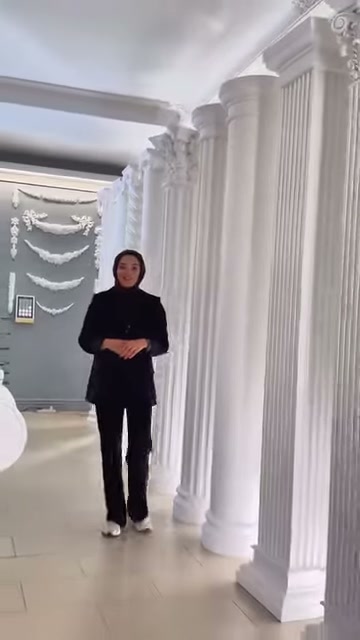 Tanıtıcı, kare başlıklı kanallı sütunların önünde ürünleri tanıtmaya devam ediyor.