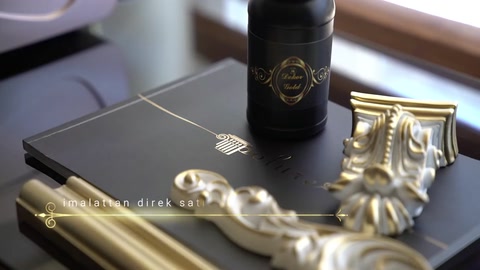 Boya ambalajları, altın renkli profiller ve dekoratif parçalar sergileniyor.