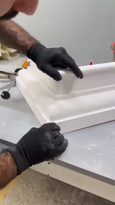 Eldivenli usta iki söve parçasını köşede hizalayarak birleştiriyor