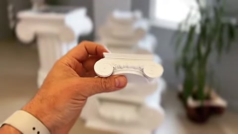 Elde tutulan küçük beyaz poliüretan profil kesiti yakından gösteriliyor