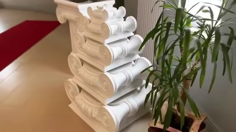 Sıralanmış beyaz sütun başlıklarının yan görünümü ve kabartmaları
