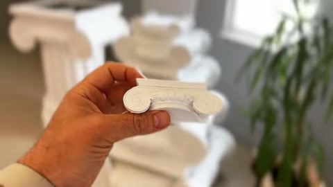 Eldeki küçük profil kesitinin kavisli kenarları yakından inceleniyor.