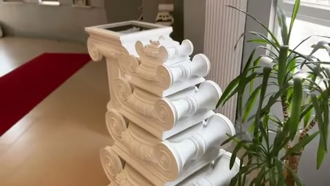 İç mekânda üst üste sergilenen başlıkların yandan görünümü sunuluyor.