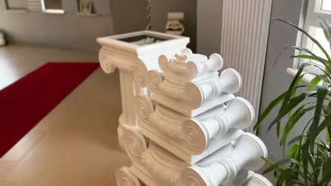 Volüt bezemeli başlık serisi, salon köşesinde topluca görüntüleniyor.