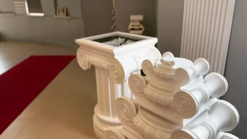 Kare tablalı sütun başlığı, yuvarlak bezemeli modelin yanında duruyor.