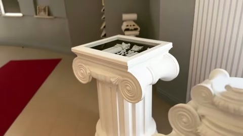 İçi açık kare başlığın volütlü köşeleri ve üst çerçevesi görülüyor.