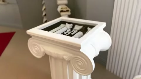 Kare sütun başlığının iç boşluğu ve dekoratif dolguları yakından inceleniyor.