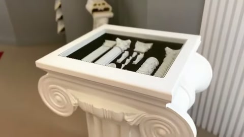 Açık üst bölmeli başlıkta paralel iç parçalar belirginleşiyor.