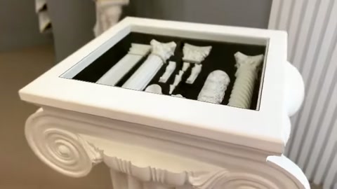 Kare çerçeveli sütun başlığının içindeki beyaz süs elemanları sergileniyor.