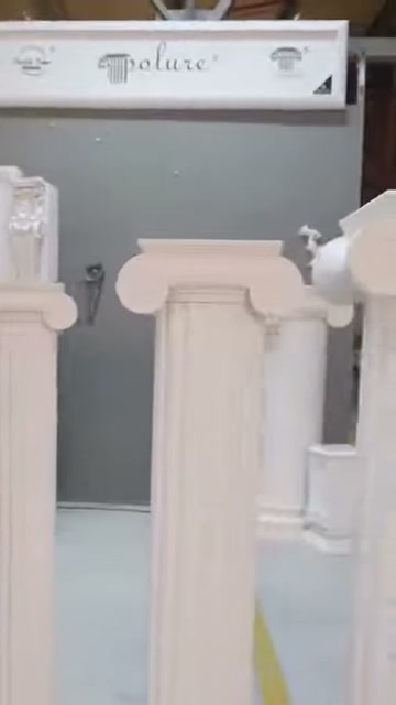 Sunucunun eli, ince sütunun alt gövde bölümünü işaret ediyor