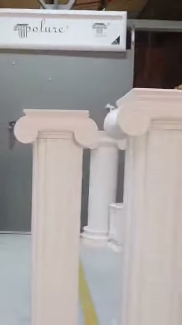 İki sütunun kıvrımlı başlıkları ve uzun gövdeleri önden sergileniyor