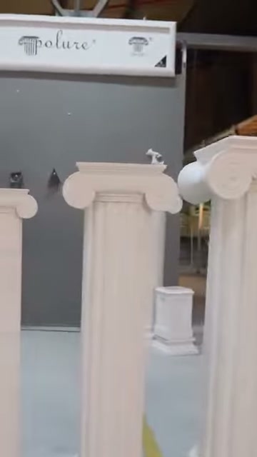 Dekoratif sütun çiftinde gövde kalınlığı farkı açıkça seçiliyor
