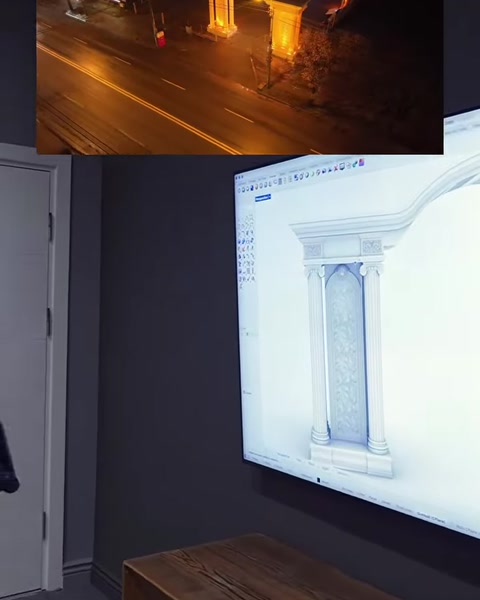 Ekranda dekoratif sütunun kaidesi, gövdesi ve başlığı ayrıntılanıyor