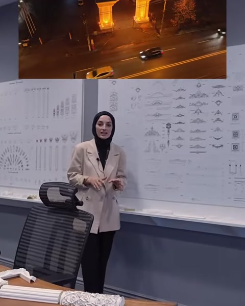 Sunucu farklı kemer ve sütun çizimleri bulunan paftayı açıklıyor