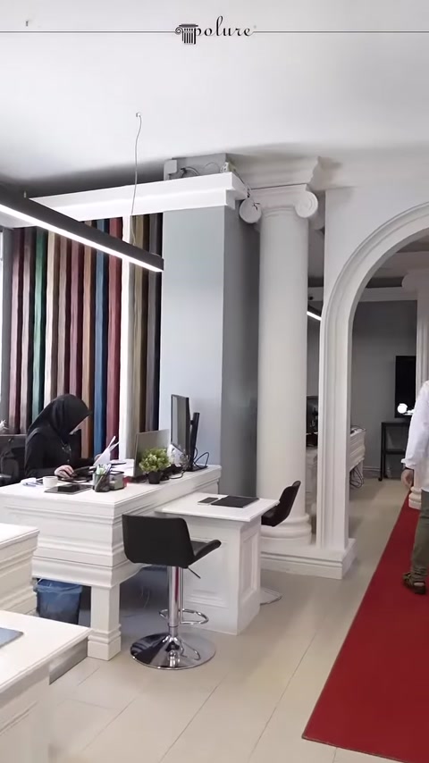 Kemerli geçişi çevreleyen yivli sütunlar ve dekoratif başlıklar