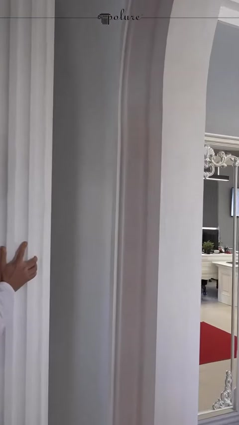 Sütun gövdesindeki uzunlamasına yivlerin yakın plan yüzey detayı