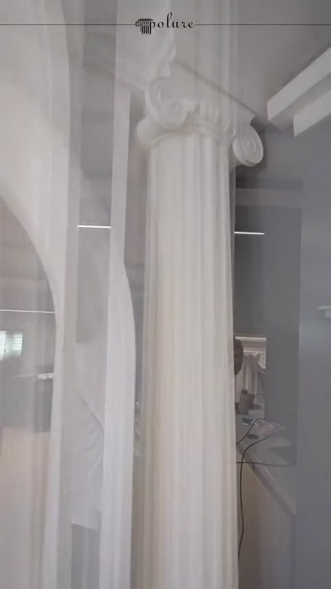 Volütlü sütun başlığı ve yivli gövdenin yakın plan görünümü