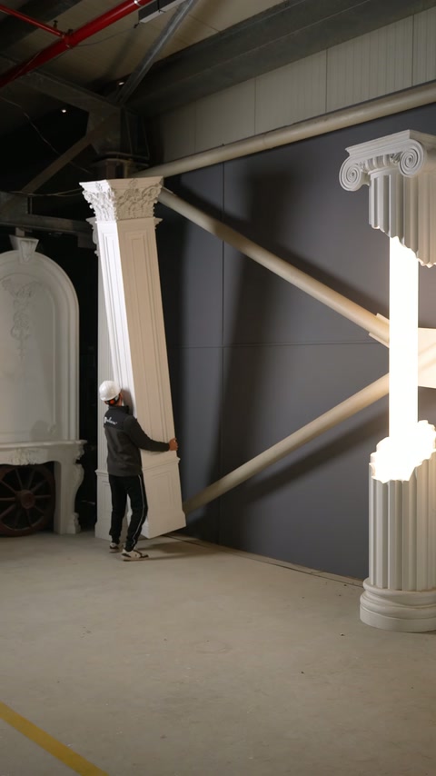 Yüksek pilaster gövdesi atölye zemininde eğimli konumda dengeleniyor