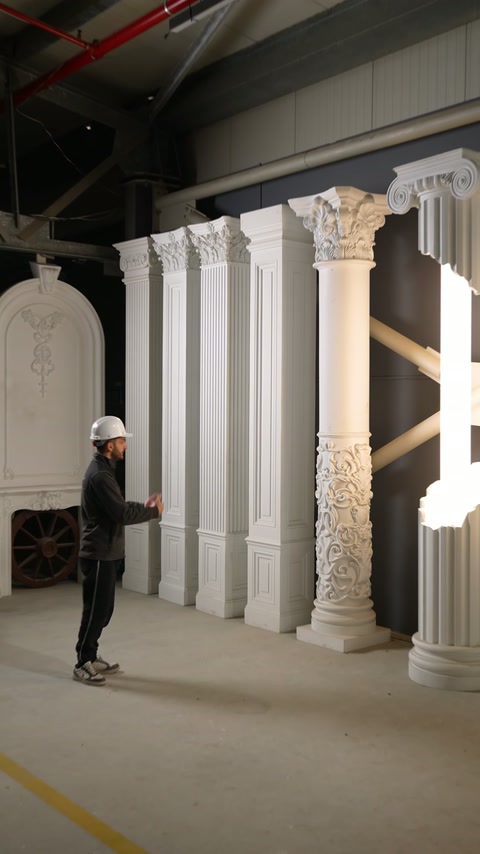 Atölyedeki pilaster dizisi ve kabartmalı yuvarlak sütun yandan inceleniyor
