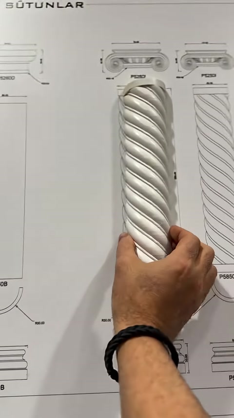 Burmalı sütun gövdesi numunesi ilgili model çizimi önünde sergileniyor