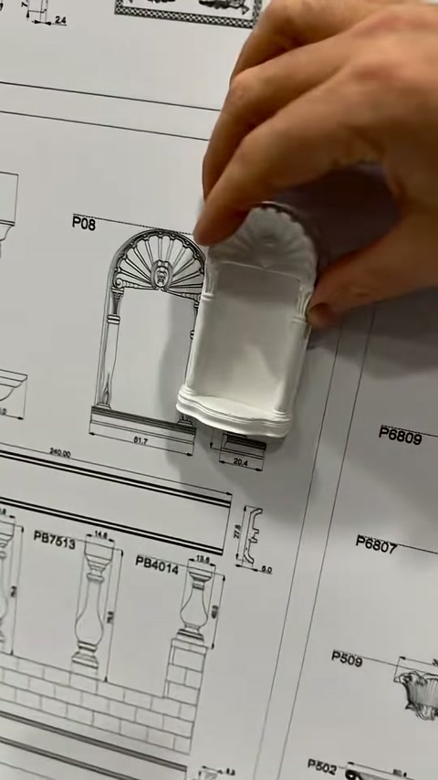 Oluklu küçük dekor parçası kemer çizimi üzerinde konumlandırılıyor