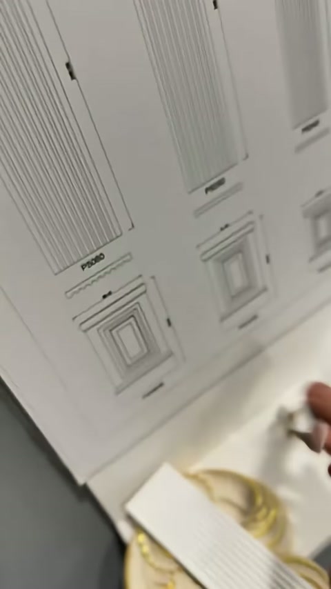 Sütun ve geometrik panel çizimleri eğimli katalog sayfasında görülüyor